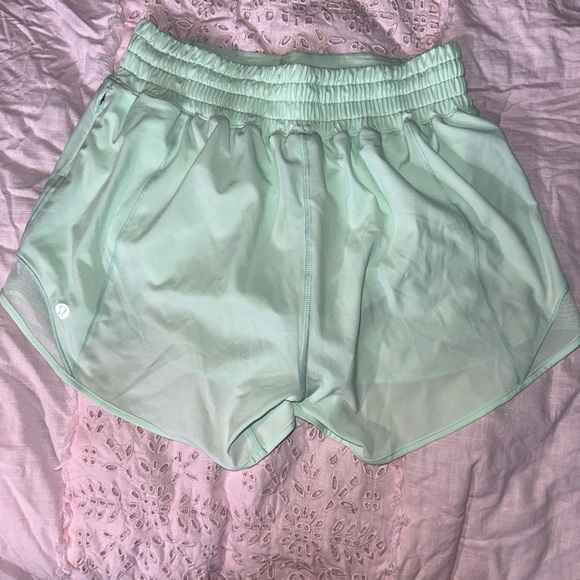 Lululemon Hotty hot short 2.5” - Picture 3 of 5